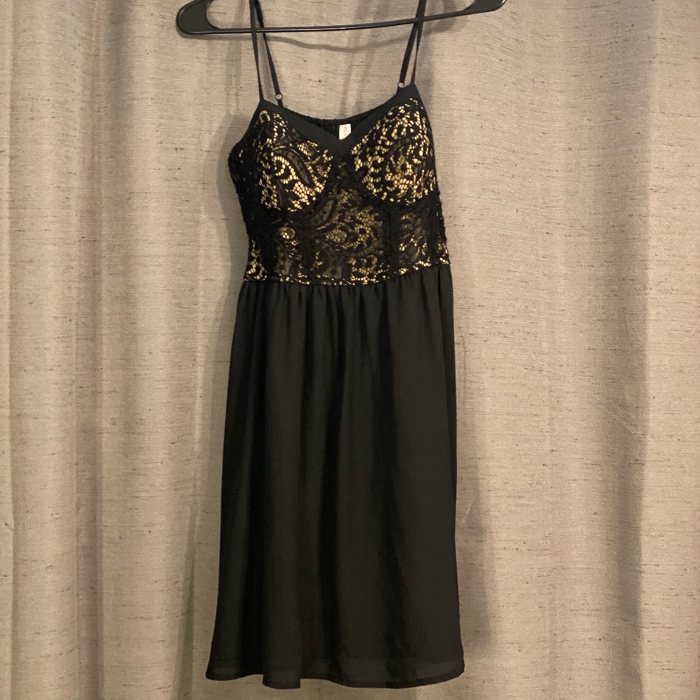 I am selling this cute little dress that is perfect for weddings!